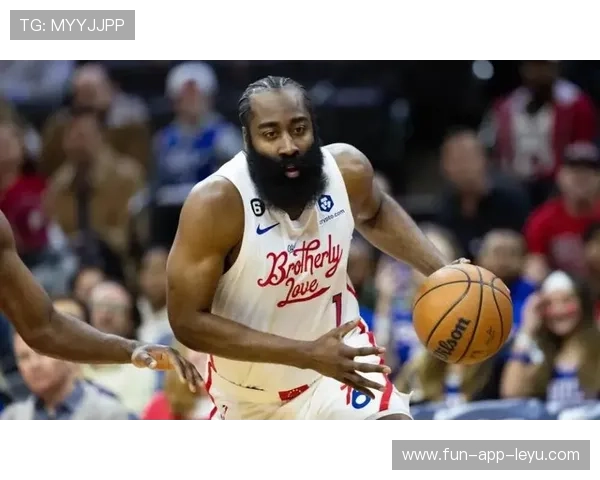 哈登突破分球后传中，76人攻势连绵不断